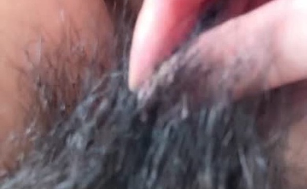 只抚摸阴毛的日本素人。你喜欢毛茸茸的女孩吗？ [自制]