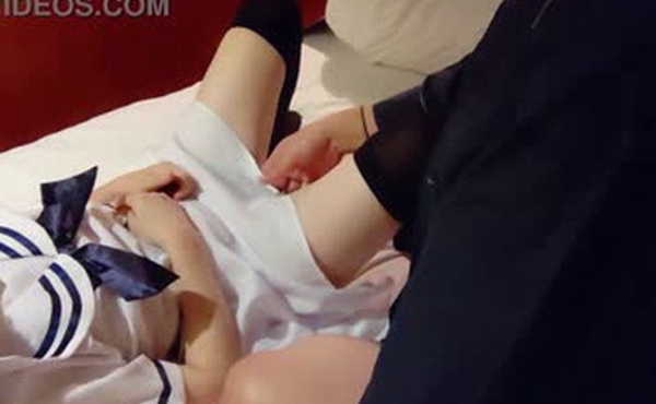 アイドル 白いセーラー服の女の子のマンコの音がヤバい エロい舌使いにたまらず中出し 素人撮影 フェラ クンニ コスプレ