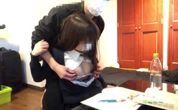 【※即削除注意※】 18歳ガチものJKのハメ撮り動画 放課後そのまま生ハメ中出し！教科書の上でぷしゃぷしゃ潮吹き★最後は スカートを捲り上げ制服姿のまま生中出し