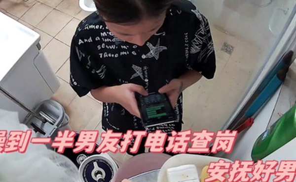 居家摄像头实录出来约炮操到一半男友打电话查岗安抚好男友被绑炮椅上操