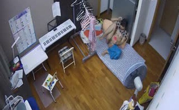 家庭网络摄像头偷拍妹子练完琴和男友手机视频自慰给对方看.