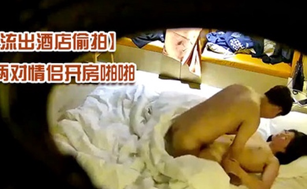 流出酒店偷拍新台解密藏在顶灯摄像头偷拍两对情侣开房啪啪