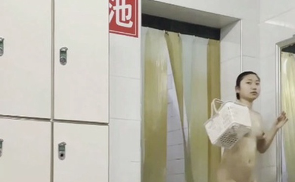 浴室更衣室近距离偷拍几个身材不错的年轻妹子换衣服