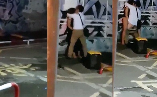 最新门事件带着行李箱的游客被个衣着性感的小姐带到路边停车位旁激情被人拍下国语对白