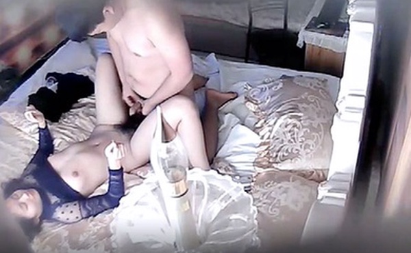 特色宾馆偷拍气质漂亮的高颜值短裤美女和新男友一起旅游玩熟后回到酒店男的就迫不及待要操她搞了2次