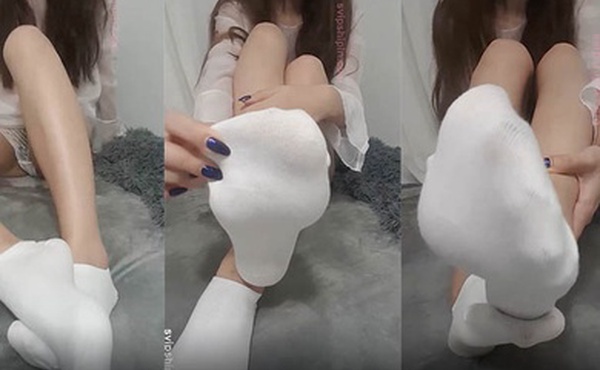 妹子对着镜头玩着她的鲍鱼