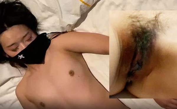 看着小姐姐躺着床上露奶被抚摸的的姿态