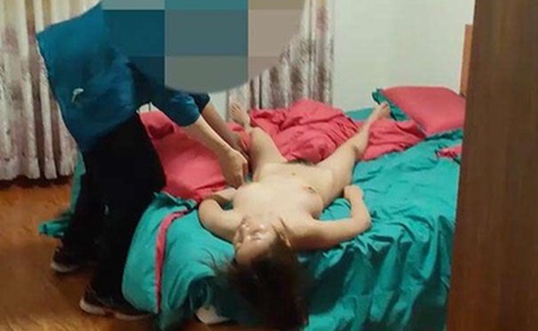 绿帽男找代驾司机迷玩自家女友死猪裸体被抱到房间迷操然后又抱到客厅玩弄