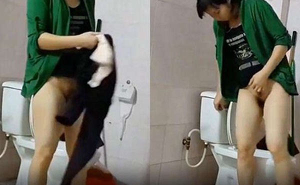 浴室偷装摄像头水电工给小姐姐修热水器在浴室偷拍她洗澡上厕所