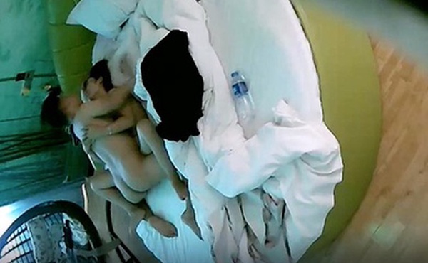 酒店偷拍大圆床360摄像头偷拍小哥开好房等女友的骚货闺蜜