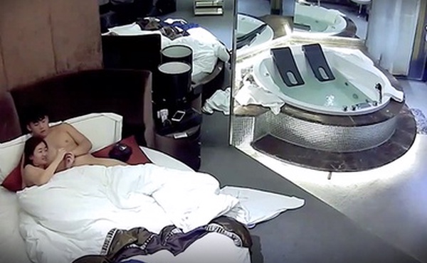 酒店监控平时玩点健身的小伙约会漂亮小女友急不可耐J8早就硬梆梆了脱衣就肏美女嗲叫声销魂男的不停说太爽了连干4炮非常激情