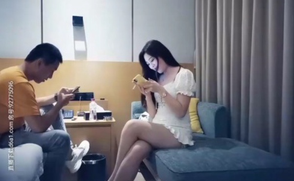 全国探花白衣丰满妹子骑在身上调情摸奶床上口交舔弄大力猛操呻吟娇喘