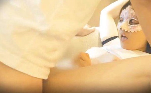 太屌了妹子年龄不大口味不一般无毛穴还有唇钉被土豪肉棒干完开始各种暴力搞穴连捅带抠扒开倒可乐拳交国语对白