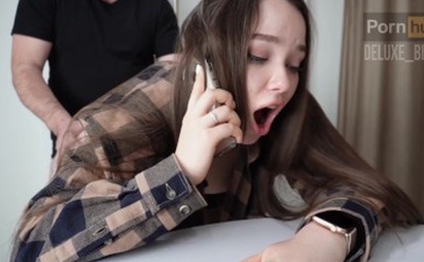 当我在电话里和一个男人说话时我的继兄操了我