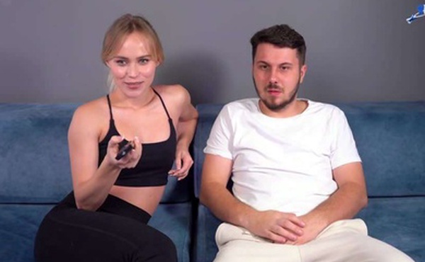 和淘气的继母一起看色情片最后在她紧窄的阴道里做爱在她嘴里射精