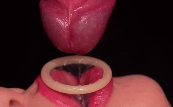 最棒的榨精小嘴让你在套子里射精两次插爆套套直接射出吧