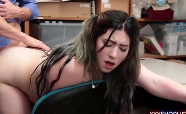 商店扒窃嫌疑人被确定为LP警官的继女但这位可爱的黑发少女仍然必须接受例行检查和惩罚性交