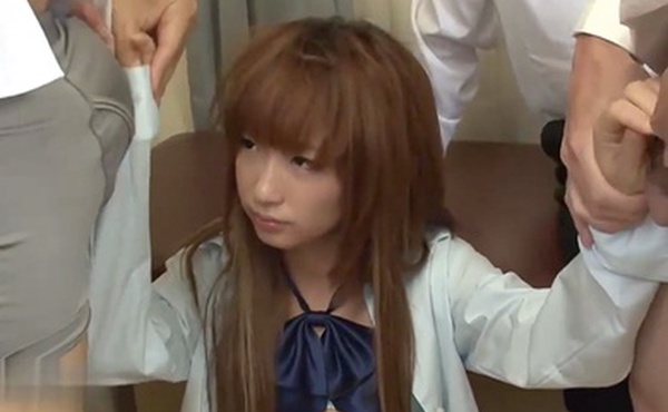 中文字幕身材苗条的小可爱被学长们一起围攻她的肉体高潮起来叫声还挺不错哦