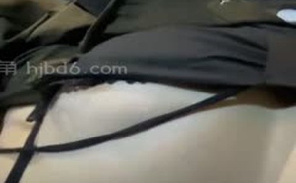 让表妹穿上那身我梦寐以求的黑丝带她再次来到沙滩上演了一场手撕黑丝爆操表妹那叫声我觉得周围人都听到了干完才发现踏马竟然还有监控