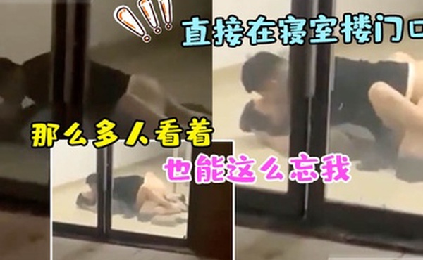 直接在寝室楼门口躺着开干真的刺激啊外面那么多人看着也能这么忘我
