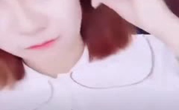 英语老师办公室直播露奶男同事..