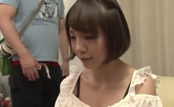 叫上我的兄弟来我家一起与可爱的角色扮演者狂欢3P性爱