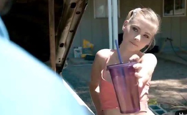 抓自己的女儿进房间后入