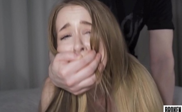 娇小的少女第一次粗暴三人行中被猛击