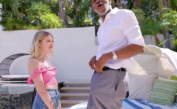 管家让年幼的妹妹尝试他的大鸡巴