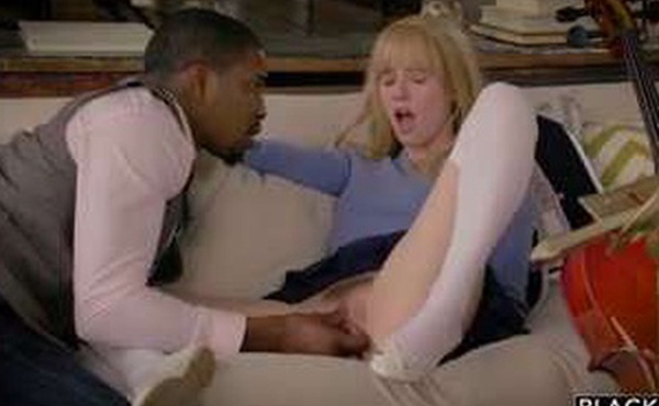 欧美无码85白丝袜骚货美女骚穴被黑人大屌抽插