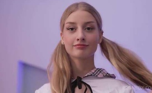 只有黑人对一个瘦弱的19岁青少年撒尿和性交