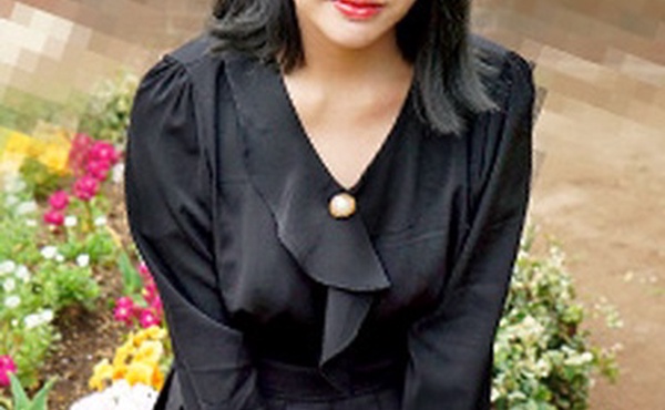 免提振动器在美丽的屁股上旋转螺旋桨！素人女孩一边被操一边和男友打电话！凉宫光