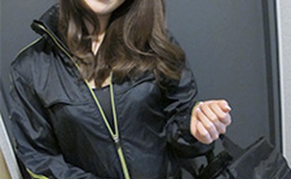 我用勃起的鸡巴摩擦着便当外卖店的那位女士。青叶春菜