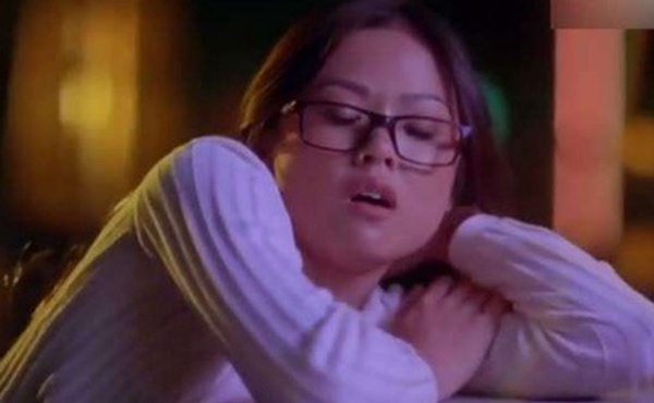 亚裔女孩爱黑屌和手臂一般粗的巨屌妹妹根本承受不住