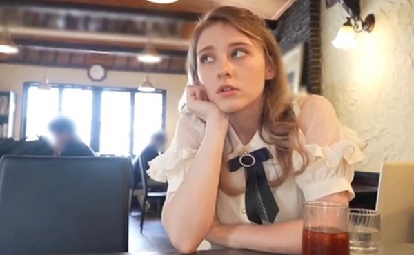 超美女神在咖啡店帮人口爆