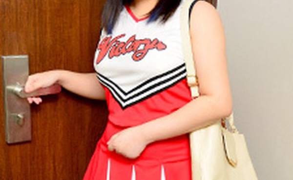 我有一个送货健康女孩，她有动漫声音角色扮演作为啦啦队长。沟口葵