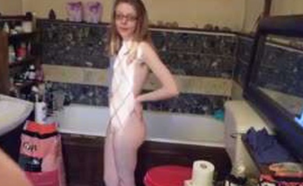 继父在浴缸里和他的继女