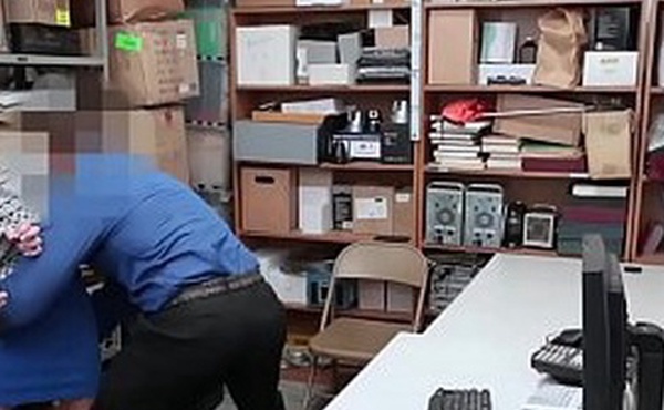 狂热的金发少女小偷被商店保安指交和性交