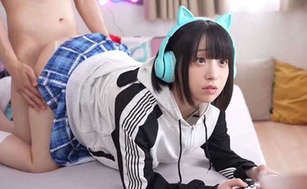 爱玩游戏的妹妹！电竞JK少女玩游戏 哥哥玩妹妹的身体 一边插一边玩 内射灌精无套中出