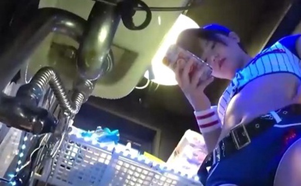 在厕所里偷偷扣逼，表情真骚