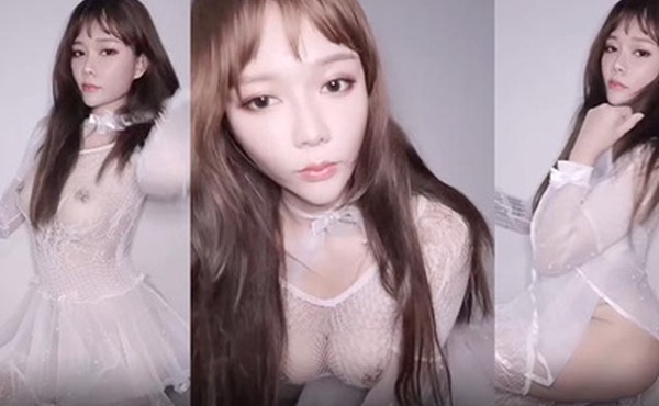 小姐姐穿上白色裙不穿内衣露点给你们欣赏大奶